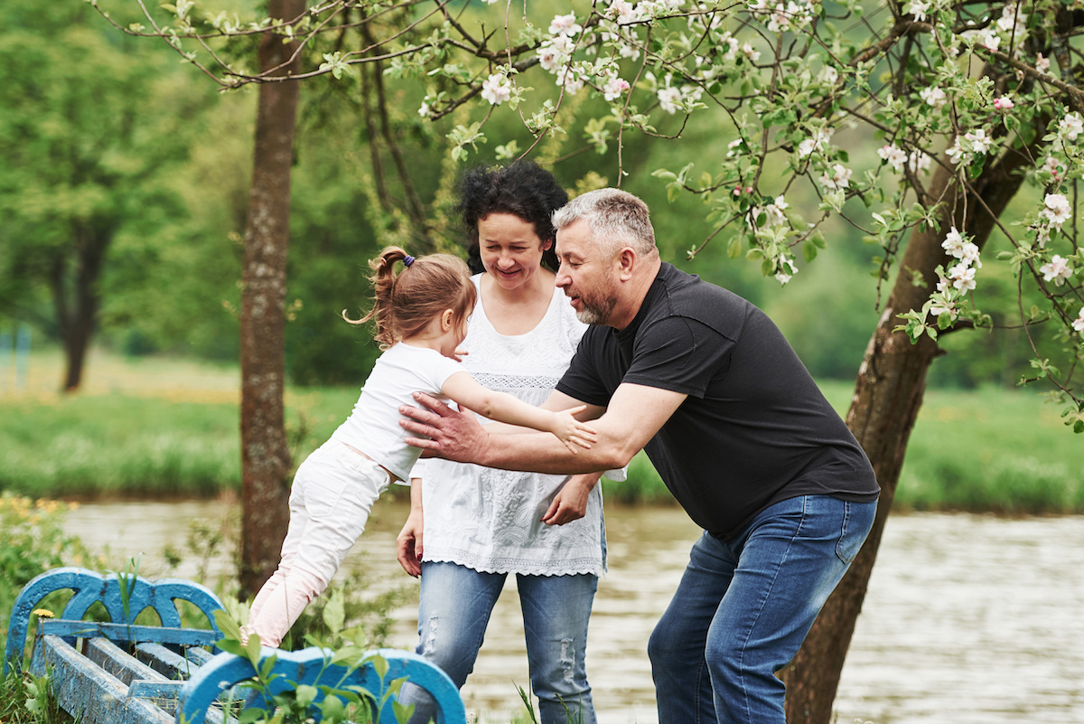 Come to me. Cheerful couple enjoying nice weekend outdoors with granddaughter. Good spring weather beneficios del seguro de salud Edurne Oderiz - Agente exclusivo