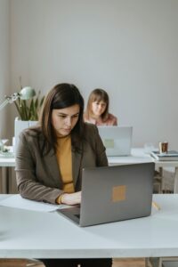 Trabajadora en oficina Agente exclusiva IMQ Navarra